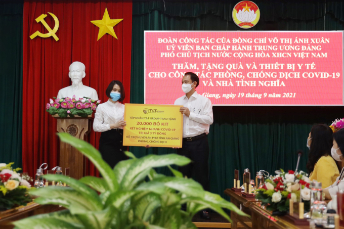 Đại diện Tập đoàn T&amp;amp;T Group trao tặng 20.000 bộ kit xét nghiệm nhanh COVID-19 trị giá 3 tỷ đồng cho đại diện lãnh đạo huyện An Phú (tỉnh An Giang), “tiếp sức” địa phương trong công tác phòng, chống dịch.