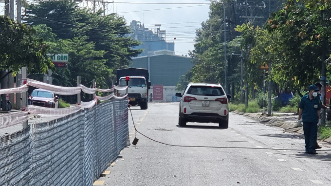 Việc dựng hàng rào giữa đường không ngăn được người dân từ xã  Sông Trầu (xã vùng đỏ) di chuyển sang thị trấn Trảng Bom