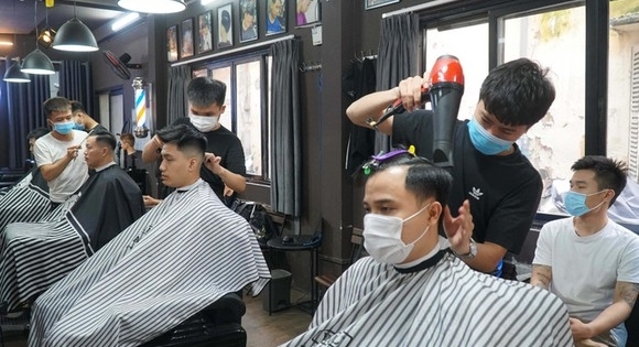 Từ sáng 21/9: Hà Nội cho phép mở lại cửa hàng cắt tóc, gội đầu, vẫn bán hàng ăn mang về