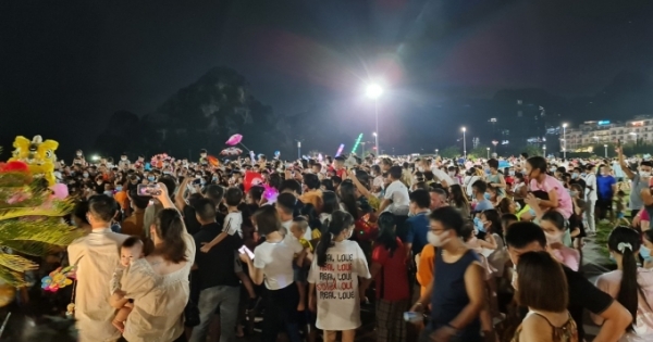 Quảng Ninh: Hàng nghìn người đổ về quảng trường 30/10 trong đêm Trung thu