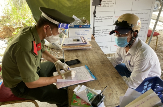 Bình Dương: Nhân viên y tế tự sửa giấy xét nghiệm Covid-19 để thông chốt