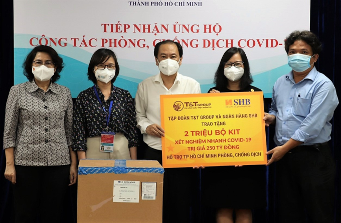 Đại diện Tập đoàn T&amp;amp;T Group và Ngân hàng SHB trao tặng 2 triệu kit xét nghiệm nhanh COVID-19 cho lãnh đạo Ủy ban MTTQ Việt Nam TPHCM và Sở Y tế TPHCM.