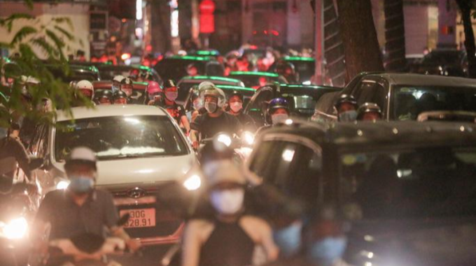 Người dân đổ ra đường đêm Trung thu 21/9 vừa qua tại Hà Nội.