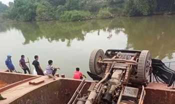 Bắc Giang: Xe tải chở đất bị lật xuống sông