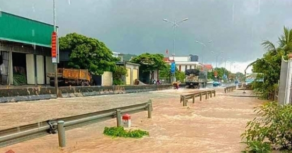Nghệ An: Mưa lớn gây ngập úng, sạt lở núi