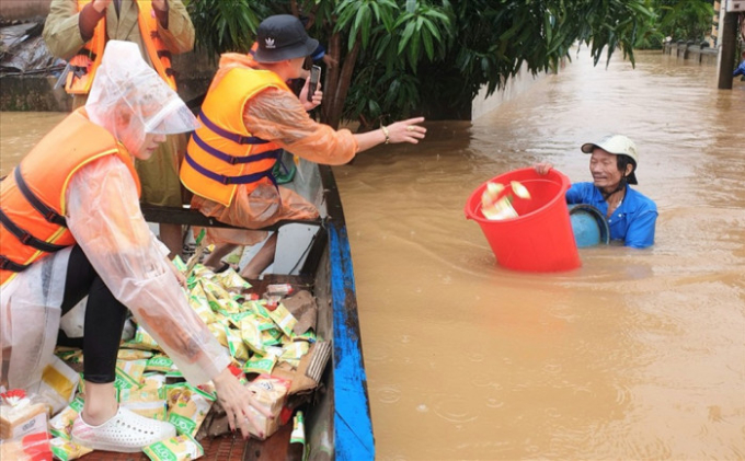 Người dân huyện Lệ Thủy (Quảng Bình) nhận hàng cứu trợ trong đợt lũ lụt lịch sử hồi tháng 10/2020