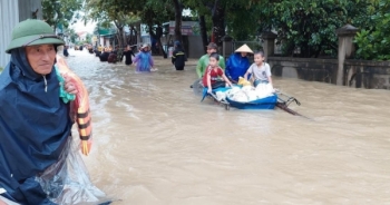 Nghệ An: Quốc lộ, nhà cửa ngập sâu... người dân khẩn trương di dời tài sản