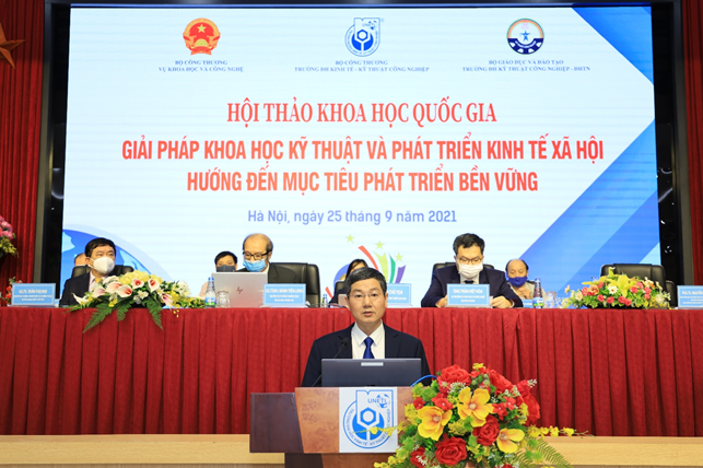 TS Trần Hoàng Long – Phó Bí thư Đảng ủy, Hiệu trưởng Nhà trường phát biểu khai mạc hội thảo.