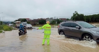 Nghệ An: Cán bộ, chiến sỹ Công an TX Thái Hòa dầm mưa, hỗ trợ người dân