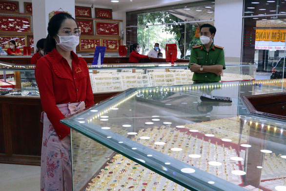 Lương Thị Nhung tại cửa hàng vàng.