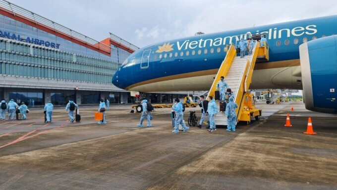 Hành khách trên chuyến bay từ Pháp xuống sân bay Vân Đồn (Quảng Ninh), trong chương trình thí điểm hộ chiếu vaccine, sáng 23/9. Ảnh: Bình Minh/VNE