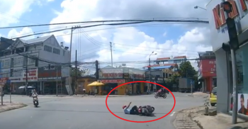 Clip: Nam Thanh niên điều khiển xe máy tự ngã ra đường