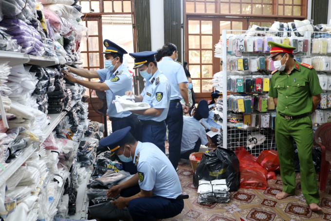 Lực lượng chức năng kiểm tra tại Hộ kinh doanh Nguyễn Thị Hoài. Ảnh Cục QLTT Quảng Bình