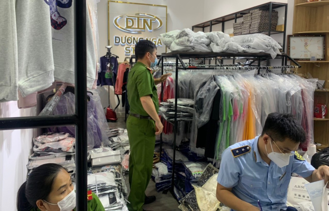 Gần 200 bộ quần áo có dấu hiệu giả mạo nhãn hiệu bị phát hiện tạm giữ tại Bắc Ninh. Cục QLTT Bắc Ninh