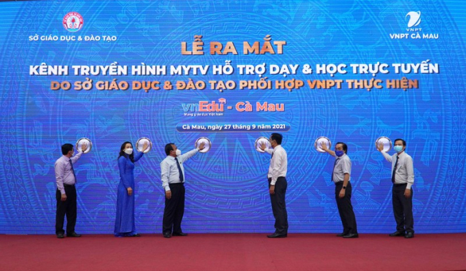 Phó Chủ tịch UBND tỉnh Trần Hồng Quân (thứ 3 từ phải sang) cùng đại diện Sở Giáo dục và Đào tạo, Sở Thông tin và Truyền thông, VNPT Cà Mau thực hiện nghi thức lễ ra mắt kênh truyền hình dạy và học trực tuyến.