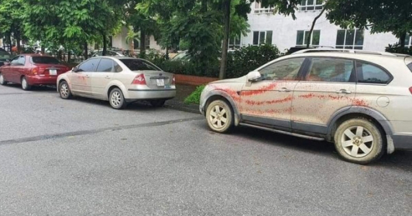 Hàng loạt ô tô tại Hà Nội lại bị tạt sơn đỏ khi đang đậu trên đường