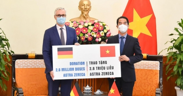 Đức viện trợ Việt Nam 2,6 triệu liều vắc-xin AstraZeneca, chuyển đến TP HCM