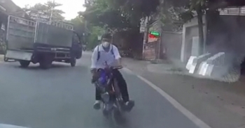Clip: Nam học sinh đi xe đạp điện tránh xe tải tông thẳng vào đầu xe ô tô