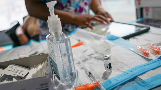 Một y tá chuẩn bị cho việc tiêm vaccine phòng COVID-19. Ảnh: Reuters (chụp ngày 18/8/2021)