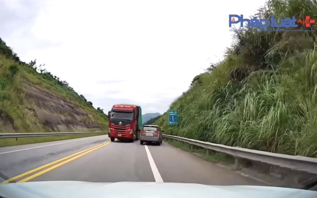 Clip - Xe container lấn làn, vượt ẩu suýt gây tai nạn trên cao tốc Nội Bài - Lào Cai