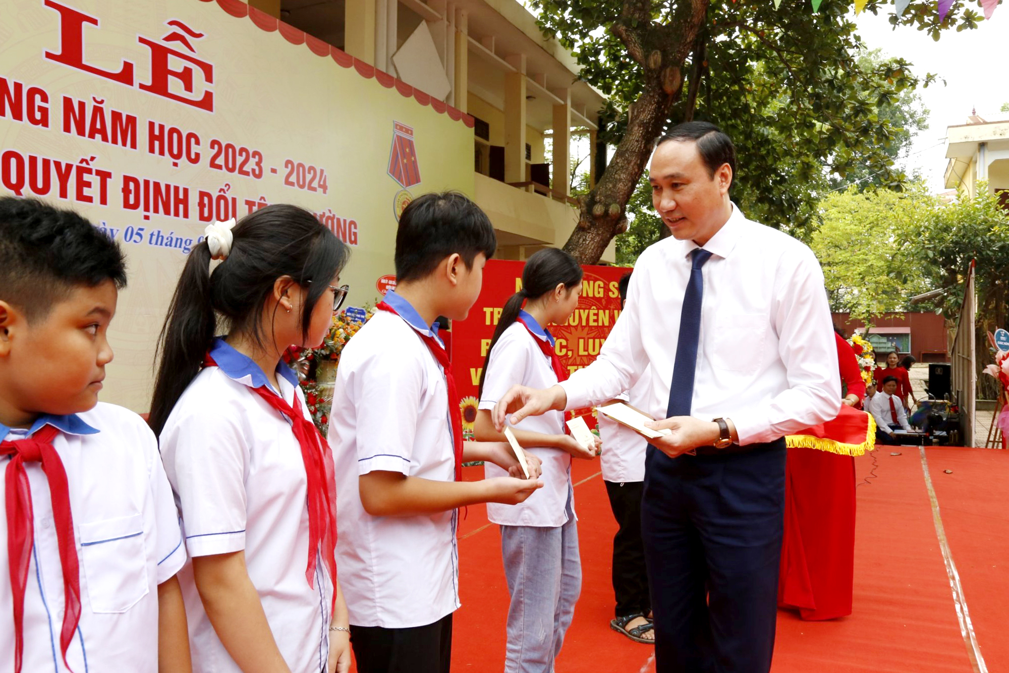 Đồng chí Phó Bí thư Thường trực Tỉnh ủy Phùng Khánh Tài tặng quà cho các học sinh có hoàn cảnh khó khăn. Ảnh Báo Phú Thọ