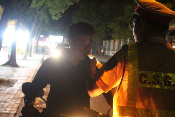 Sau 3 giờ, hàng trăm tài xế được CSGT kiểm tra, trong đó có 4 người vi phạm ngậm ngùi lĩnh phạt nặng sau khi bị tổ công tác đội Cảnh sát giao thông - trật tự Công an huyện Sóc Sơn tiến hành đo nồng độ cồn .