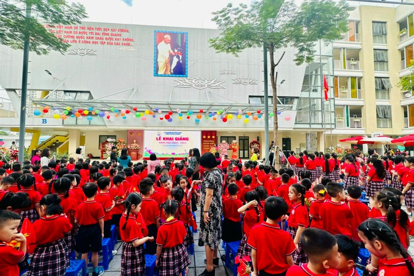 Học sinh Trường Tiểu học Kim Đồng nhuộm đỏ Lễ Khai giảng năm học mới. (Ảnh: Mỵ Châu)