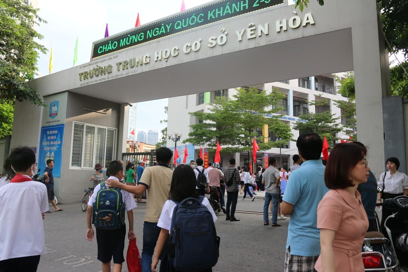 Tại điểm Trường THCS Yên Hòa, từ 6h30, học sinh và phụ huynh đã bắt đầu có mặt.