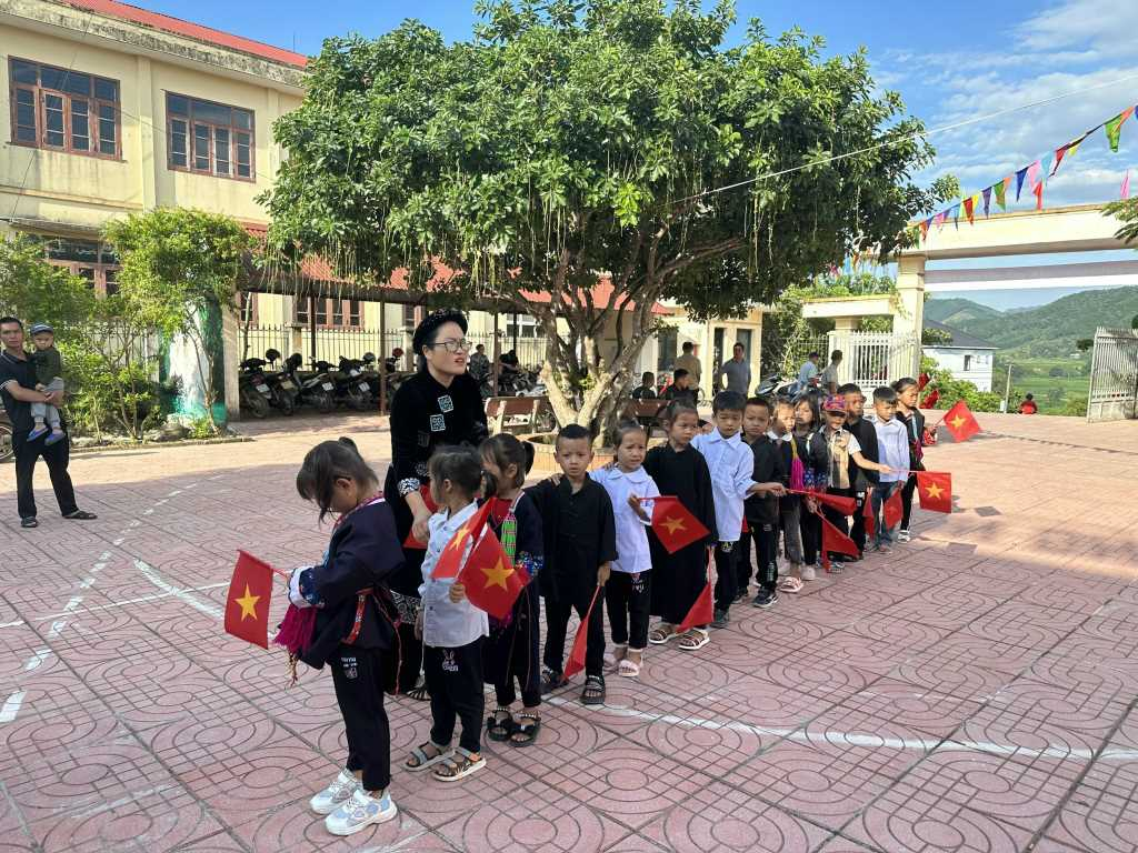Các em học sinh lớp 1 Trường Tiểu học Vô Ngại (huyện Bình Liêu) trong những bộ quần áo dân tộc rực rỡ sắc màu chuẩn bị cho lễ khai giảng. Ảnh: Cao Quỳnh.
