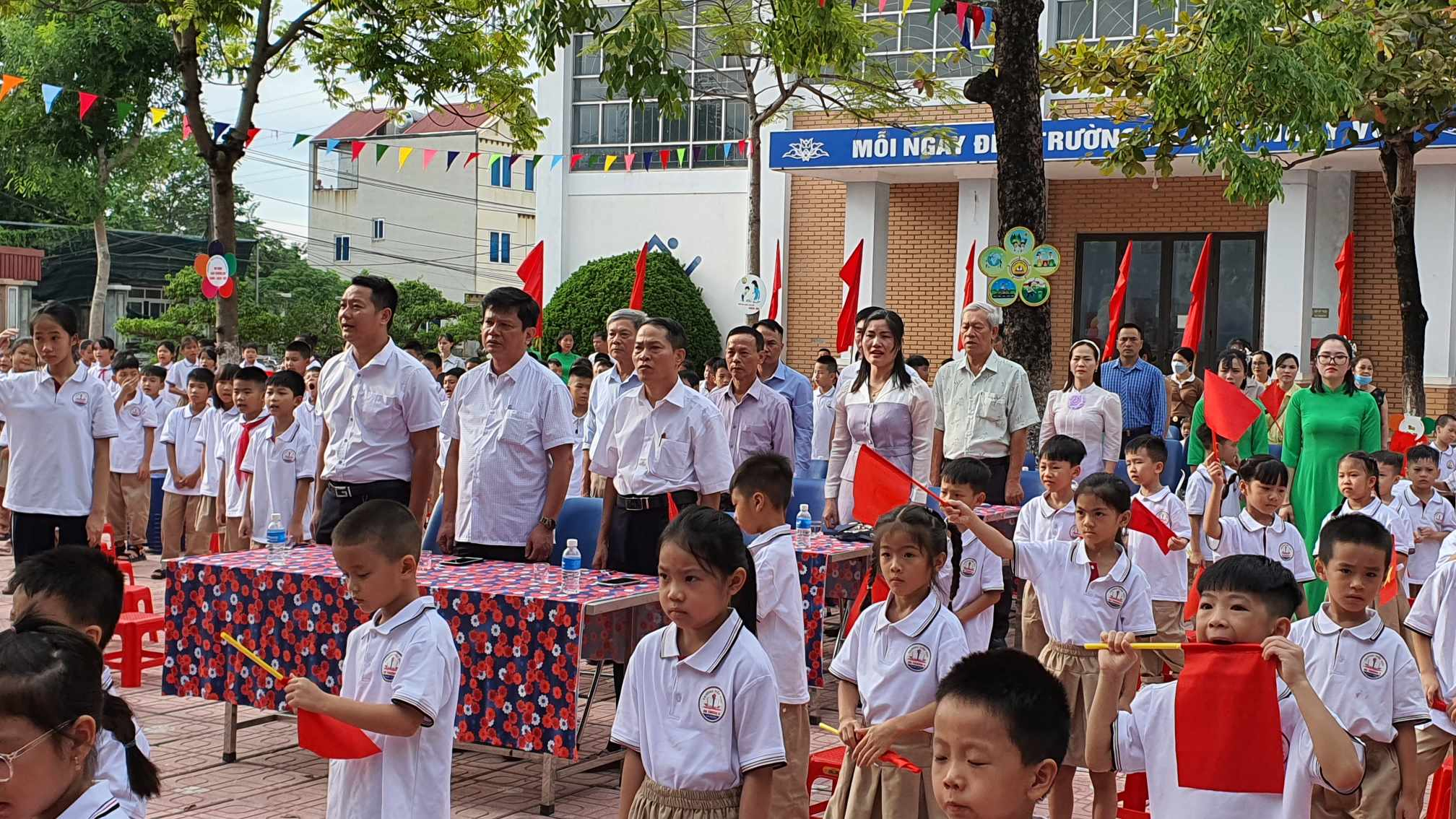 Đại diện huyện Hoài Đức, đại diện Đảng uỷ, UBND xã An Thượng tới dự lễ khai giảng ở trường tiểu học An Thượng B