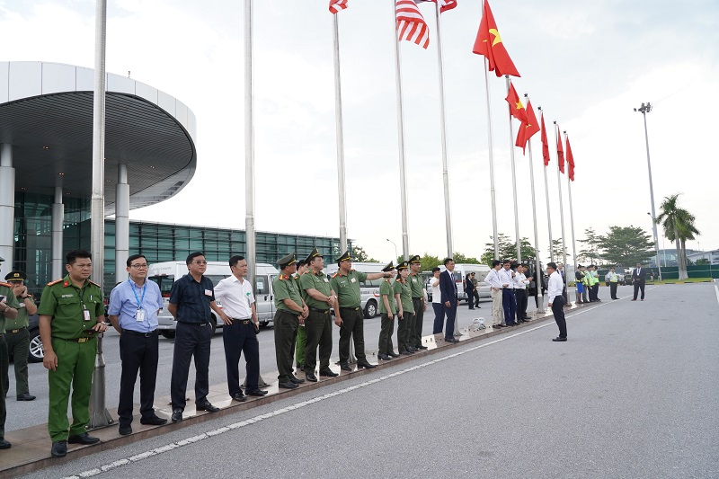 Đồng chí Giám đốc CATP kiểm tra, giám sát công tác đảm bảo an ninh trật tự tại khu vực sân bay. Ảnh Công an Hà Nội