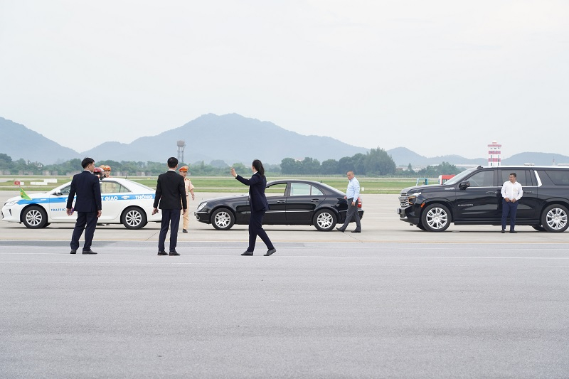 Lực lượng CSGT thực hiện nhiệm vụ điều tiết, phân luồng cho đoàn xe của Tổng thống di chuyển thuận lợi. Ảnh Công an Hà Nội