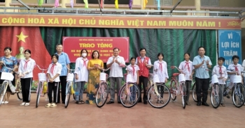 Phú Thọ: Hội đồng hương huyện Tân Sơn tại Hà Nội trao tặng xe đạp cho học sinh nghèo vượt khó
