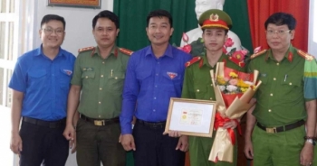 Bình Thuận: Trao tặng Huy hiệu "Tuổi trẻ dũng cảm” cho Binh nhì Phòng cháy chữa cháy