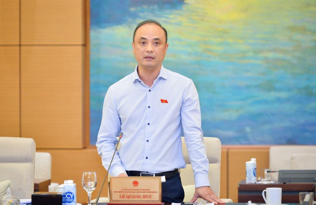 Phó Chủ nhiệm Ủy ban Khoa học - Công nghệ và Môi trường của Quốc hội Nguyễn Phương Tuấn báo cáo tại phiên họp. Ảnh: QH