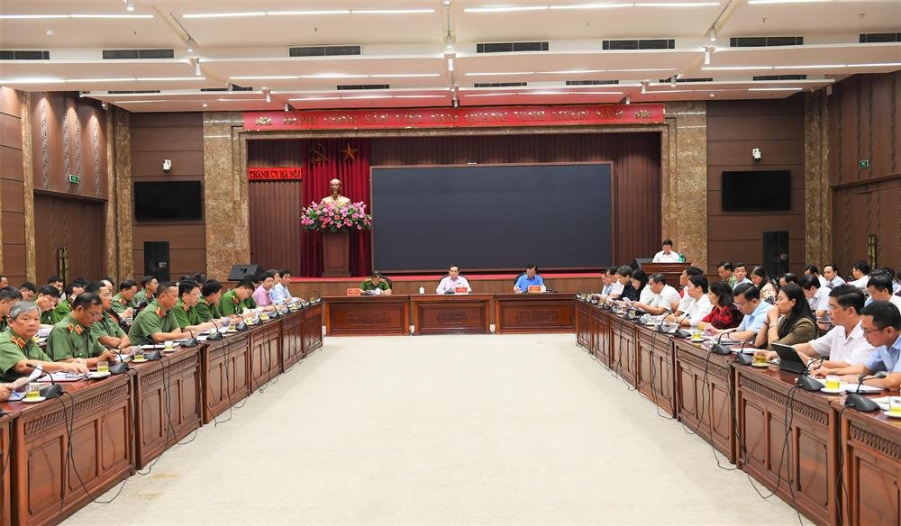 Phó Thủ tướng Chính phủ Trần Lưu Quang chủ trì cuộc họp với Thành ủy, UBND TP.Hà Nội và các bộ, ngành liên quan để triển khai các phương án cứu nạn, cứu hộ và khắc phục hậu quả vụ cháy. Ảnh: Bộ Công an