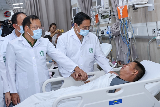 Thủ tướng tới Bệnh viện Bạch Mai, kiểm tra công tác cứu chữa những người gặp nạn, động viên các y bác sĩ đang làm nhiệm vụ này - Ảnh: VGP/Nhật Bắc