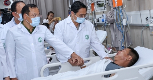 Thủ tướng trực tiếp đến bệnh viện thăm các nạn nhân trong vụ cháy chung cư mini tại Hà Nội