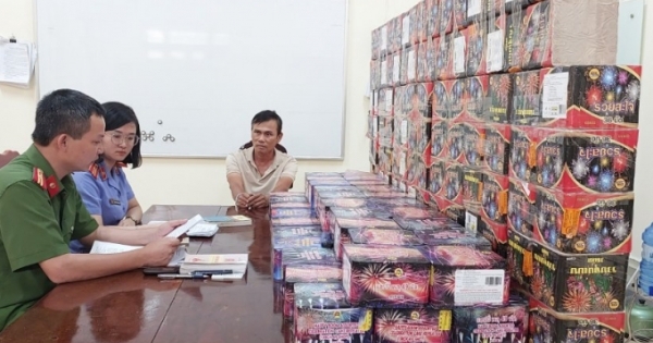 Nghệ An: Bắt đối tượng vận chuyển hơn 200 kg pháo nổ cùng ma túy