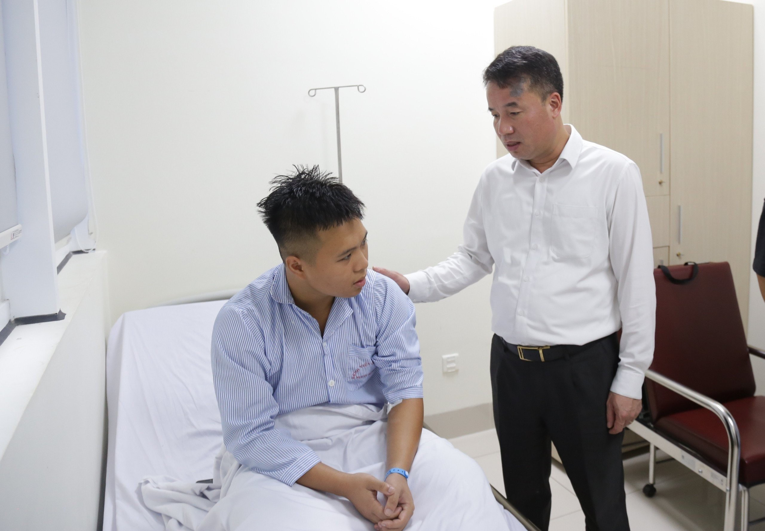 Tổng Giám đốc BHXH Việt Nam Nguyễn Thế Mạnh thăm hỏi các chiến sỹ bị thương khi tham gia cứu hộ, cứu nạn trong vụ cháy tại Bệnh viên quân y 103.
