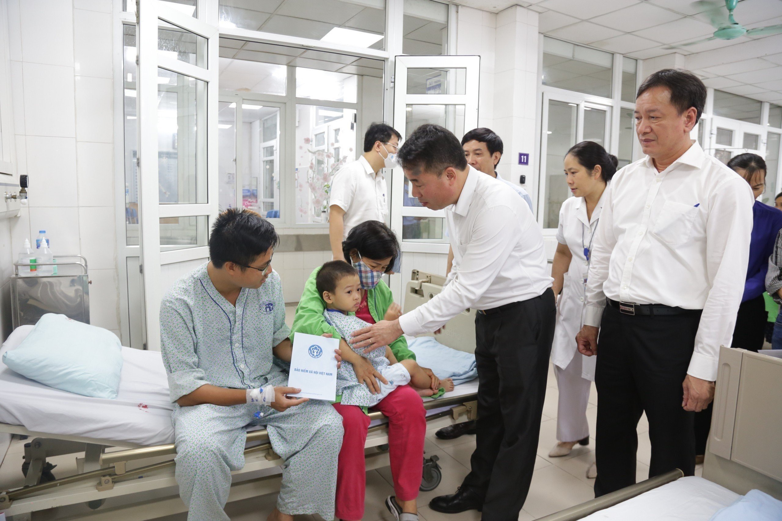 Tổng Giám đốc BHXH Việt Nam thăm hỏi các nạn nhân tại Bệnh viện Xanh Pôn chiều 14.9.