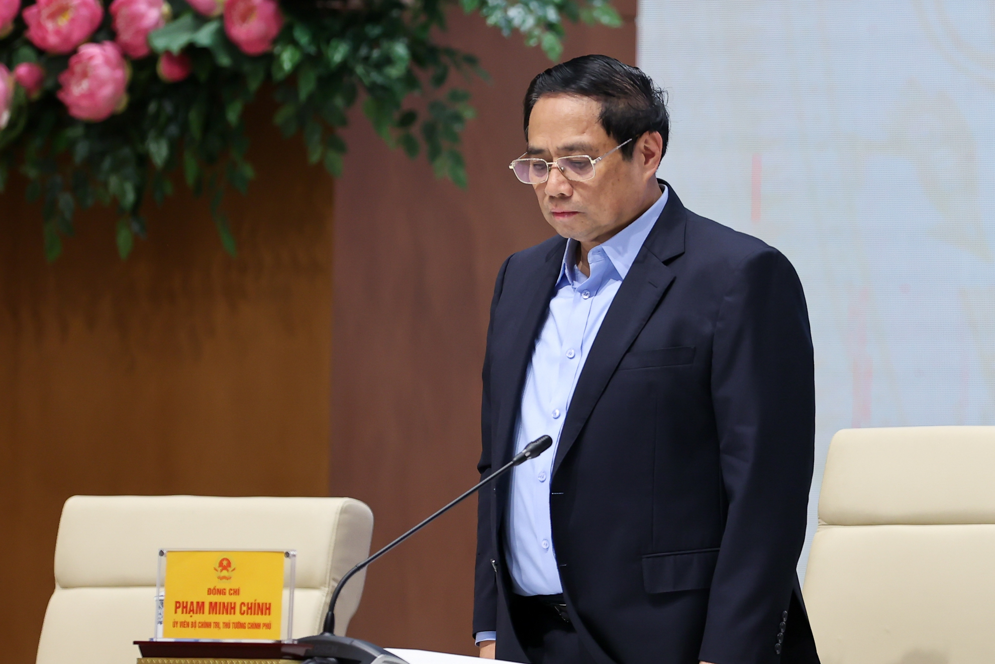 Thủ tướng Phạm Minh Chính mặc niệm nạn nhân tử vong trong vụ cháy chung cư mini tại Hà Nội và lũ quét tại Lào Cai, sáng 14/9. Ảnh: Nhật Bắc