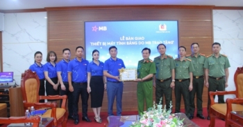 Công an tỉnh Lào Cai tiếp nhận 50 chiếc máy tính bảng phục vụ chuyển đổi số Quốc gia