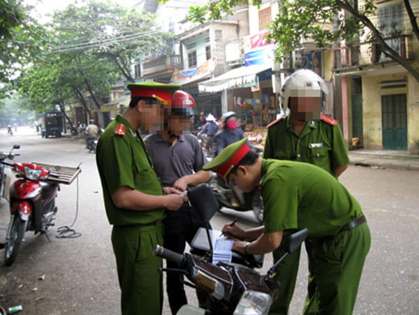 canh-sat-trat-tu-co-duoc-dung-xe_0708153239
