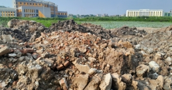 Cần làm rõ việc đổ phế thải xây dựng lấp ruộng, hố trũng tại Thị trấn Trâu Quỳ