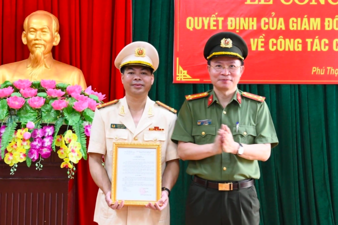 Đại tá Nguyễn Minh Tuấn, Giám đốc Công an tỉnh Phú Thọ (phải) trao quyết định bổ nhiệm cho một cán bộ (Ảnh: Dân Trí)