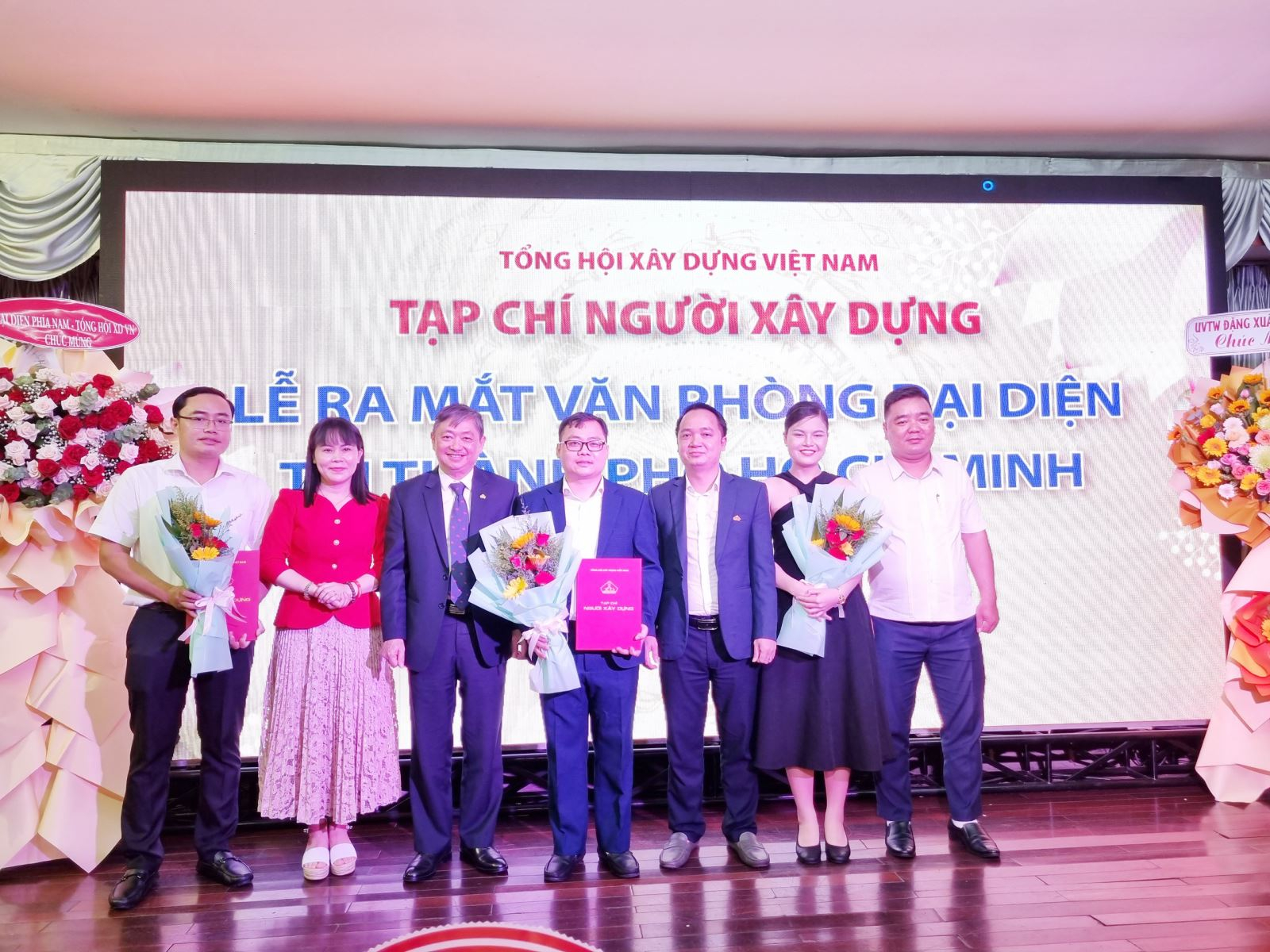 Tập thể cán bộ Văn phòng đại diện Tạp chí Người Xây dựng tại TP HCM nhận các quyết định và hoa chúc mừng của lãnh đạo Tổng hội Xây dựng Việt Nam, lãnh đạo Tạp chí Người Xây dựng và đại diện Sở TT&amp;amp;TT TP.HCM
