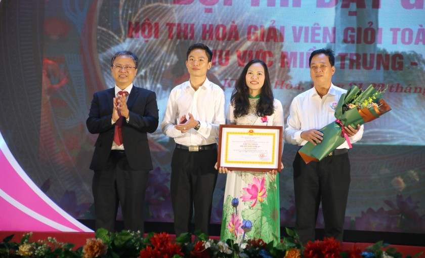 Ông Trần Hòa Nam, Phó Chủ tịch UBND tỉnh Khánh Hòa trao giải Nhì cho Đội thi tỉnh Nghệ An.