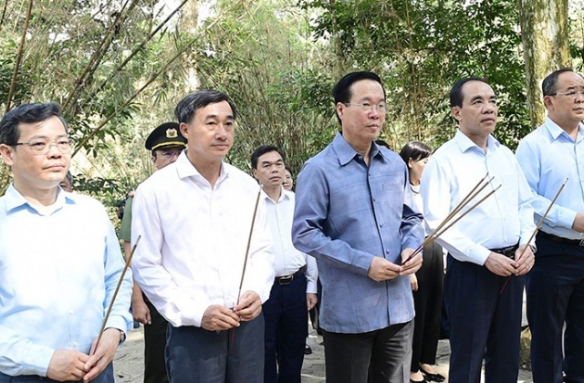 Chủ tịch nước Võ Văn Thưởng dâng hương, dâng hoa tưởng nhớ Chủ tịch Hồ Chí Minh tại Lán Nà Nưa