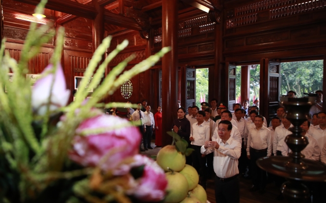 Chủ tịch nước Võ Văn Thưởng dâng hương tưởng niệm Chủ tịch Hồ Chí Minh nhân dịp kỷ niệm 65 năm ngày Bác Hồ lên thăm Lào Cai